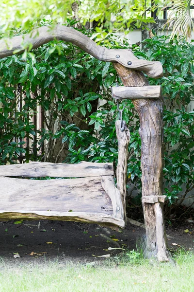 Holzschaukel im Hinterhof-Garten — Stockfoto