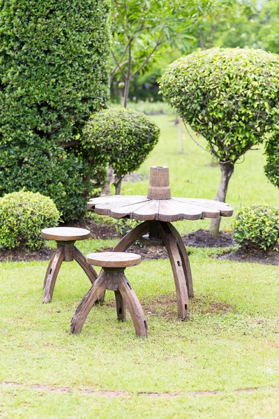 Holztisch und Stühle im Garten — Stockfoto