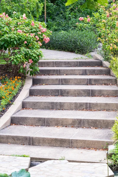 Escaleras exteriores en el jardín —  Fotos de Stock