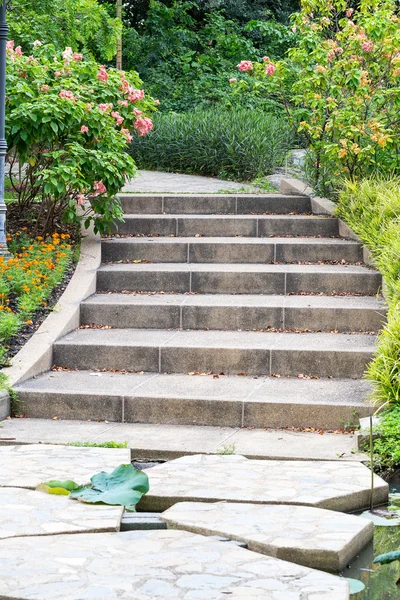 Außentreppe im Garten — Stockfoto