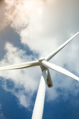 Rüzgar Türbini çiftliği güneş ışığı ile