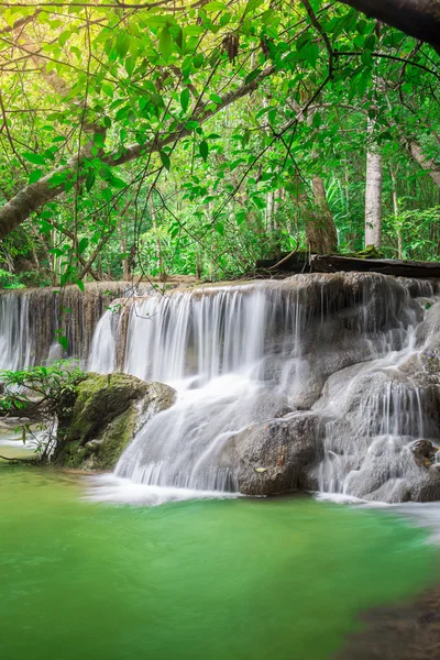 Thajsko vodopád v Kanchanaburi (Huay Mae Kamin) — Stock fotografie