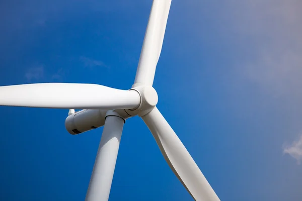 Granja de aerogeneradores con luz solar — Foto de Stock