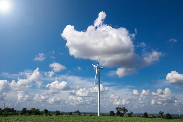 Větrná turbína farmu s slunečního záření — Stock fotografie