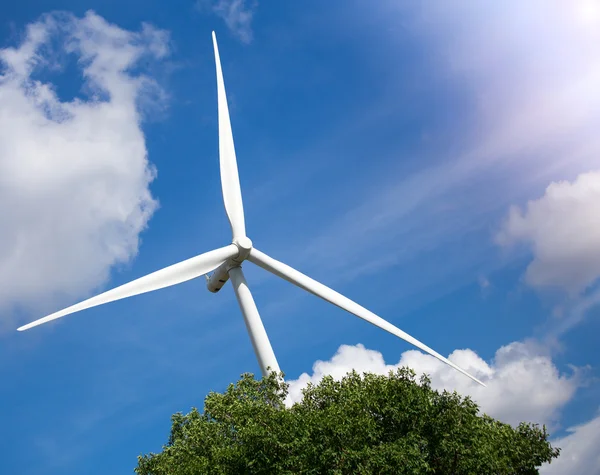 Granja de aerogeneradores con luz solar — Foto de Stock