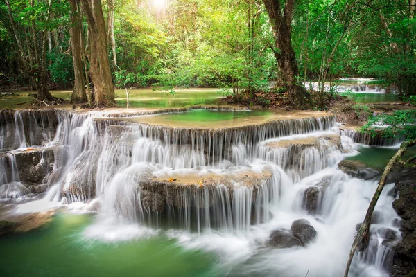 Cachoeira Tailândia em Kanchanaburi (Huay Mae Kamin ) — Fotografia de Stock