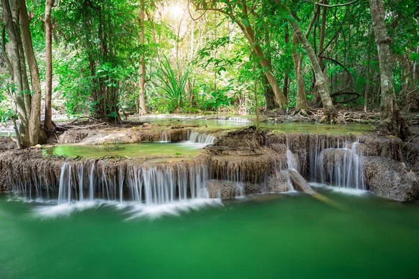 Cachoeira Tailândia em Kanchanaburi (Huay Mae Kamin ) — Fotografia de Stock