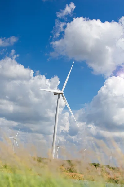 Granja de aerogeneradores con luz solar — Foto de Stock