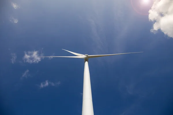 Ветряная турбина с солнечным светом — стоковое фото