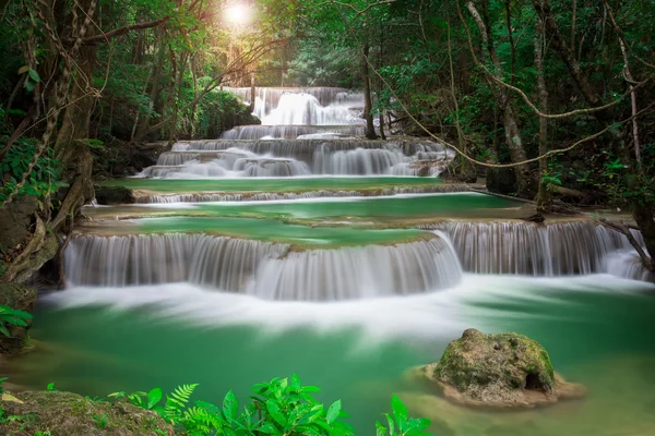 Thailand wasserfall in kanchanaburi (huay mae kamin) — Stockfoto