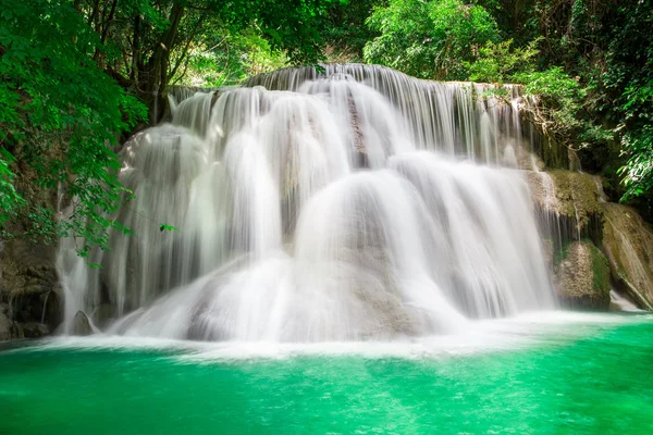 Cascada de Tailandia en Kanchanaburi (Huay Mae Kamin ) —  Fotos de Stock