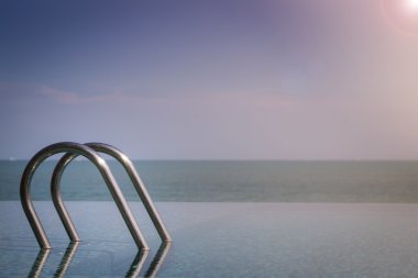 Güzel manzaralı sonsuzluk Yüzme Havuzu güneş ışığı