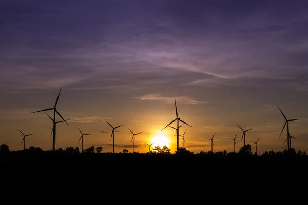 Farma větrných turbín na Twilight — Stock fotografie