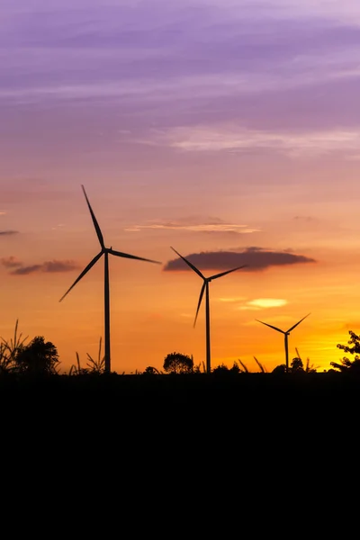 Farma větrných turbín na Twilight — Stock fotografie