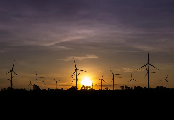 Farma větrných turbín na Twilight — Stock fotografie