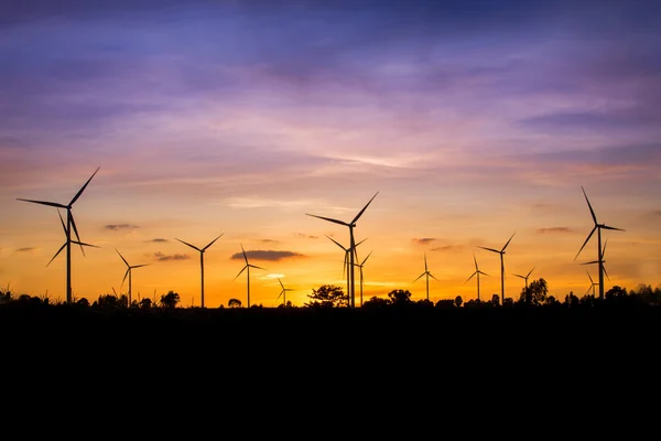 夕暮れの風力タービン発電機 — ストック写真