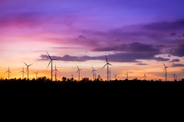 Větrné turbíny elektrárny generátor za soumraku — Stock fotografie