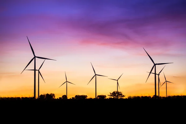 夕暮れの風力タービン発電機 — ストック写真