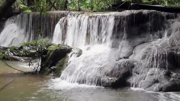 Bela cachoeira na Tailândia — Vídeo de Stock