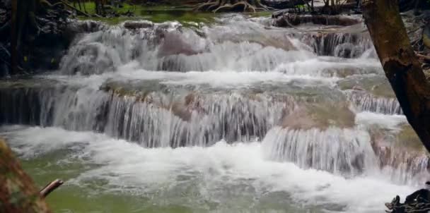 Belle cascade en Thaïlande 