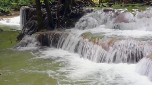 Bela cachoeira na Tailândia — Vídeo de Stock