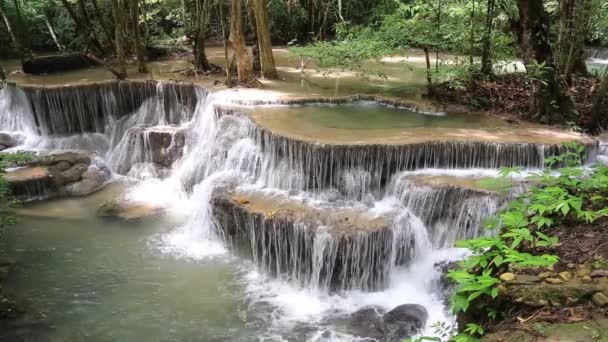 Gyönyörű vízesés, Thaiföld — Stock videók