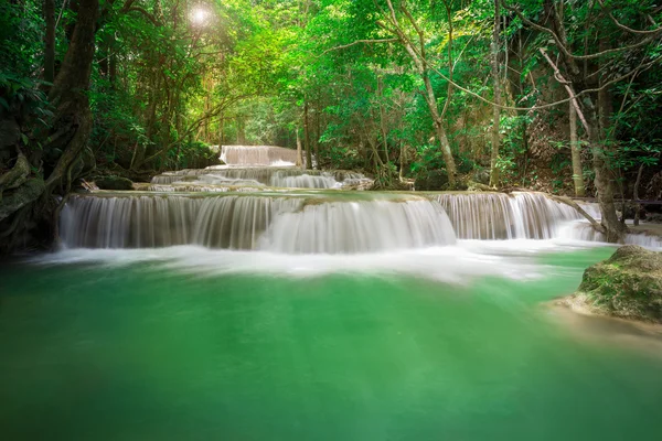 Красивый водопад в джунглях — стоковое фото