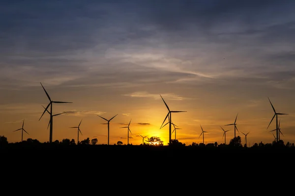 Farma větrných turbín na Twilight — Stock fotografie