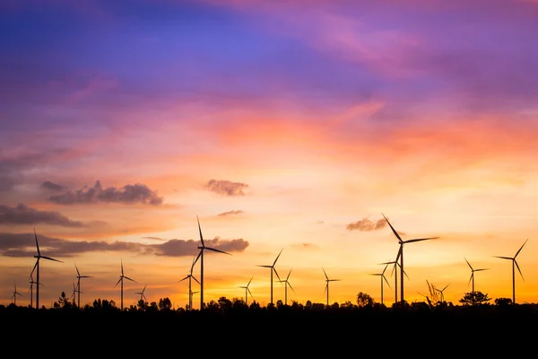 夕暮れの風力タービン発電機 — ストック写真