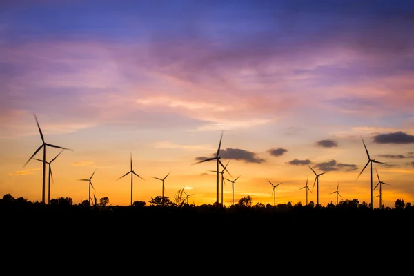 Větrné turbíny elektrárny generátor za soumraku — Stock fotografie