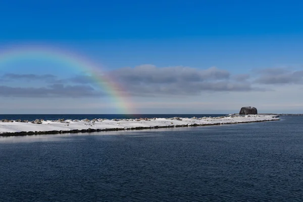 Paesaggio invernale con mare, neve e roccia — Foto Stock