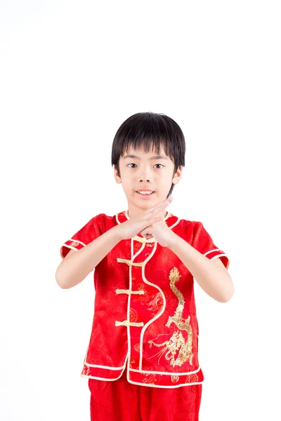 Mignon asiatique garçon dans tradition chinois cheongsam isolé sur blanc — Photo