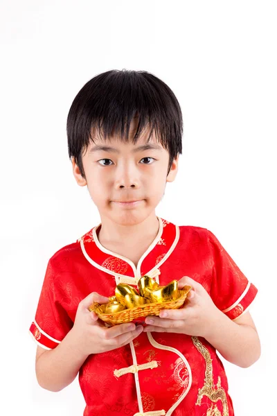 Niedliche asiatische Junge in der Tradition chinesisch cheongsam isoliert auf weiß — Stockfoto