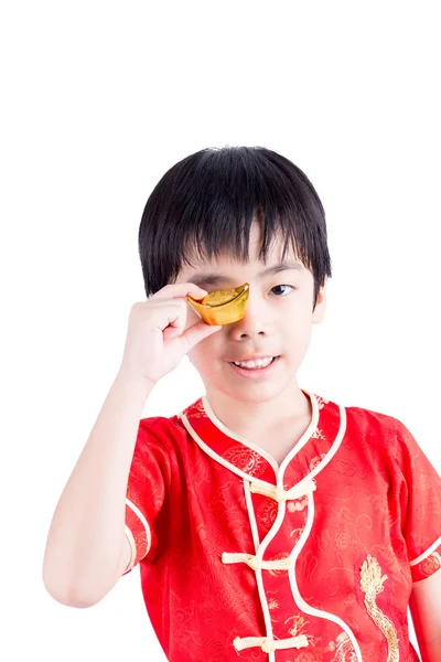 Niedliche asiatische Junge in der Tradition chinesisch cheongsam isoliert auf weiß — Stockfoto