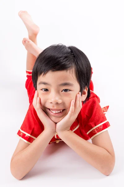 可爱的亚洲男孩，在传统中国旗袍上白色孤立 — 图库照片