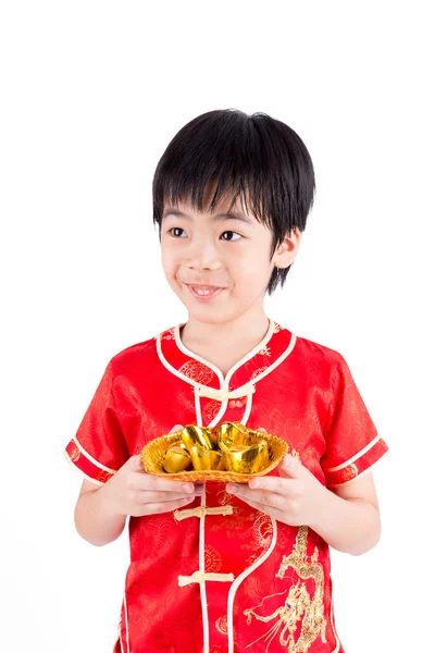 Mignon asiatique garçon dans tradition chinois cheongsam isolé sur blanc — Photo