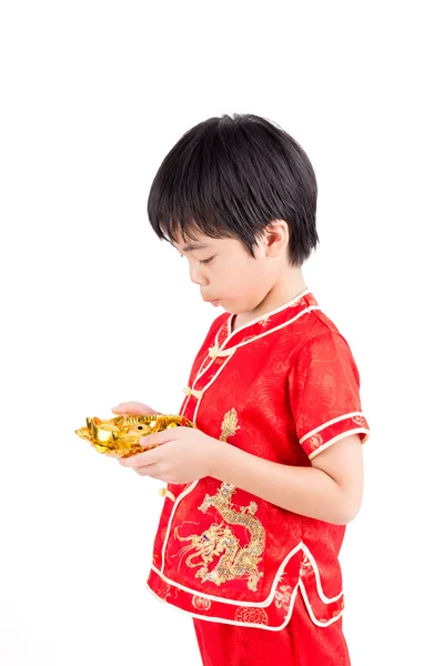 Bonito ásia menino no tradição chinês cheongsam isolado no branco — Fotografia de Stock