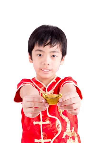 Roztomilý chlapec asijské v tradici čínských Cheongsam izolovaných na bílém — Stock fotografie