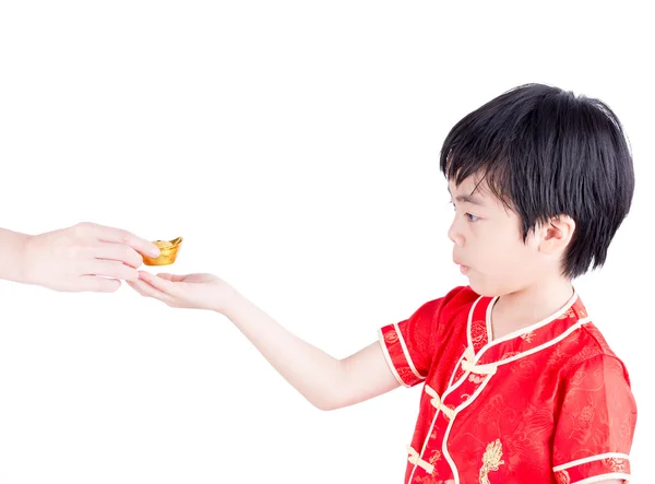 Bonito ásia menino no tradição chinês cheongsam isolado no branco — Fotografia de Stock