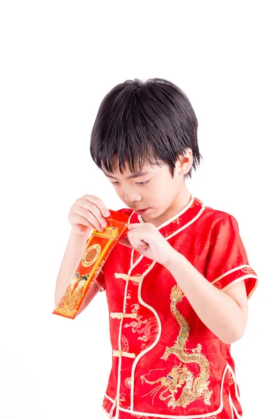 Leuke Aziatische jongen In Chinese Cheongsam traditie geïsoleerd op wit — Stockfoto