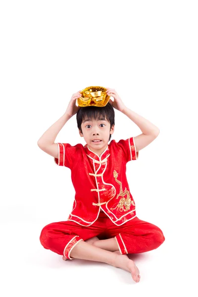 Leuke Aziatische jongen In Chinese Cheongsam traditie geïsoleerd op wit — Stockfoto