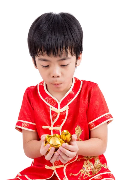 Mignon asiatique garçon dans tradition chinois cheongsam isolé sur blanc — Photo