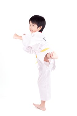 Beyaz arka plan üzerinde izole Taekwondo elbiseli küçük çocuk