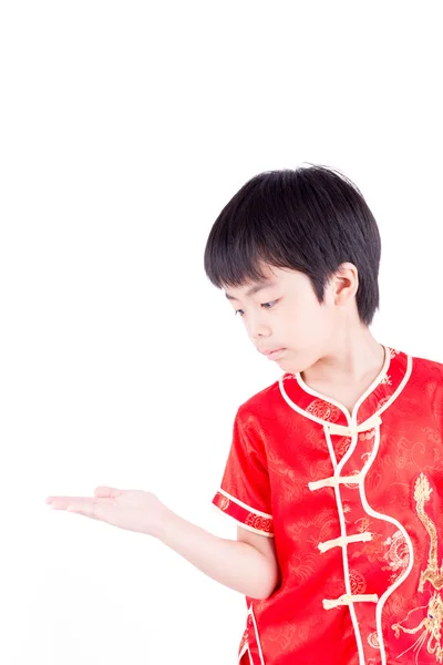 伝統中国のチャイナ ドレスが白で隔離のかわいいアジアの男の子 — ストック写真