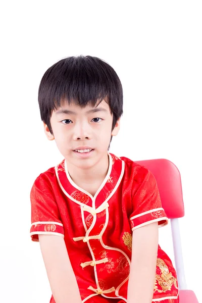 Ładny chłopiec azjatyckich w tradycji chiński Cheongsam na białym tle — Zdjęcie stockowe
