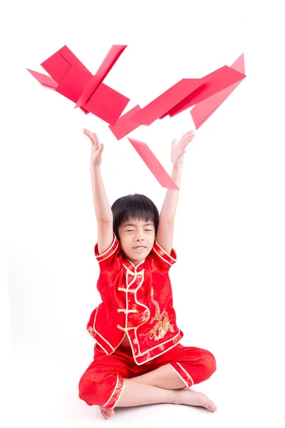 Bonito ásia menino no tradição chinês cheongsam isolado no branco — Fotografia de Stock