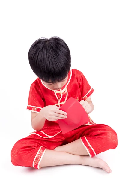 Mignon asiatique garçon dans tradition chinois cheongsam isolé sur blanc — Photo