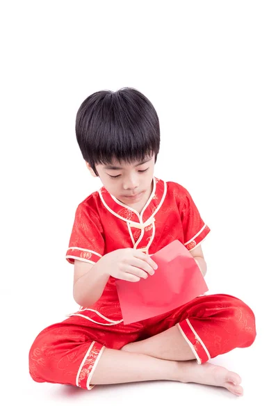Ładny chłopiec azjatyckich w tradycji chiński Cheongsam na białym tle — Zdjęcie stockowe