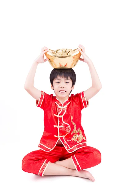 Mignon asiatique garçon dans tradition chinois cheongsam isolé sur blanc — Photo