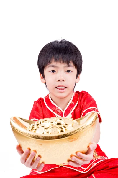 Leuke Aziatische jongen In Chinese Cheongsam traditie geïsoleerd op wit — Stockfoto